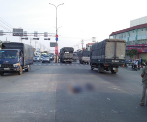 Va chạm với xe tải, cụ bà bán vé số chết thảm ở Sài Gòn