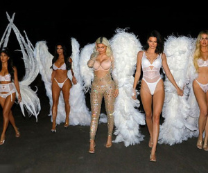 Chị em nhà Kim Kardashian hóa thành thiên thần nội y ở tiệc Halloween