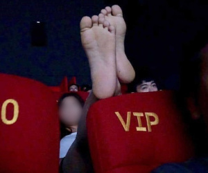 Đăng đàn chia sẻ vì dính 'liên hoàn đạp' trong rạp chiếu phim, cô gái được cư dân mạng đồng cảm sâu sắc