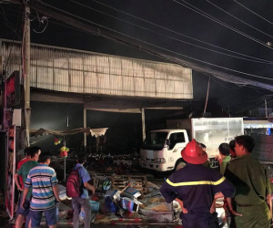 Kho hàng tạp hoá bùng cháy dữ dội, hàng trăm lính cứu hoả phá cửa dập lửa