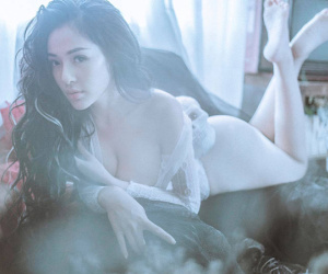 Khoe thân quá đà trong bộ ảnh Halloween, Ngân 98 bị nhận xét phản cảm