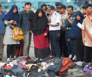 Nóng: Nạn nhân đầu tiên vụ rơi máy bay Indonesia được nhận dạng