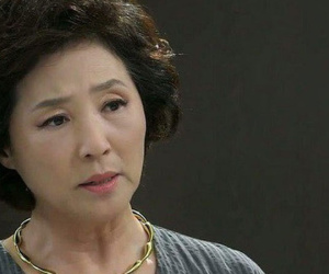Nửa đêm khát nước xuống nhà, nàng dâu thót tim nghe được toan tính ghê gớm mà bố mẹ chồng định làm với mình