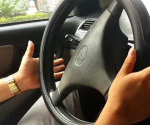 Quý bà váy ngắn ngồi sau vô-lăng, thầy dạy lái xe tái mặt