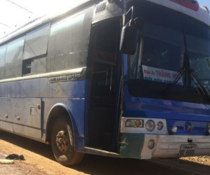 Trượt chân lúc lên xe, nữ sinh 17 tuổi bị xe khách cán chết thương tâm
