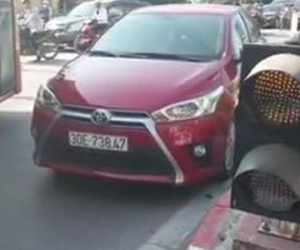 Video Lái ôtô ngược chiều trên cầu, nữ tài xế cố thủ dù đối đầu xe bus