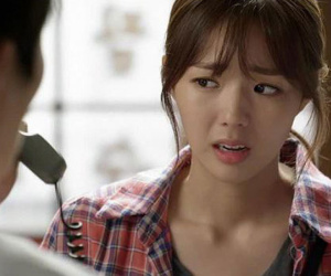 Bà nội nói ngọng nên con dâu không muốn cho gần cháu, chồng thất vọng và đưa ra quyết định khiến vợ tái mặt