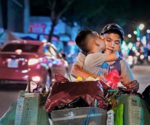 Bức ảnh con hôn cha trên chiếc xe đồng nát - nụ hôn giản dị giữa đời thường khiến bao người xúc động