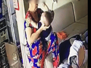 Dỗ em bé khóc mãi không chịu nín, người giúp việc... nhổ nước bọt vào miệng bé gây phẫn nộ