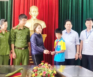 Nam sinh lớp 6 trả lại túi vàng cho người đánh rơi