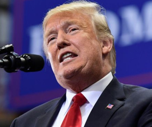 Ông Trump bất ngờ đe dọa nổ súng với di dân ném đá