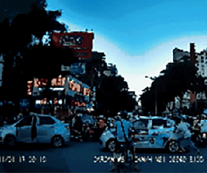 Video Ức chế vì bị đánh, tài xế taxi mở cốp lấy gậy 'phản đòn' đúng lúc CSGT xuất hiện