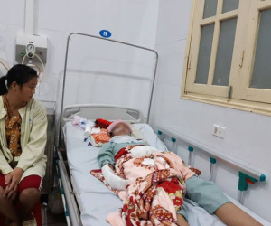 Vụ bé gái bị thiếu niên 13 tuổi cưỡng hiếp rồi cứa cổ diệt khẩu: Nạn nhân đã được chuyển xuống Hà Nội phẫu thuật
