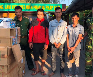 Bắt ôtô vận chuyển 250 kg pháo lậu từ Lào về Việt Nam