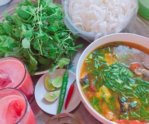 Chán cơm nấu bún, vợ trẻ nhận vô số lời khen với bữa ăn hoàn hảo cho tới khi bị hỏi về 'cốc nước lạ'
