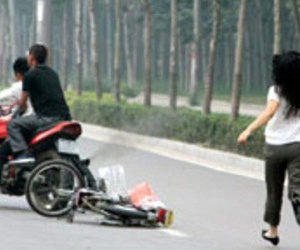 Cướp táo tợn tại Sài Gòn: Cô gái bị thanh niên dùng roi điện đánh vào đầu, giật túi xách