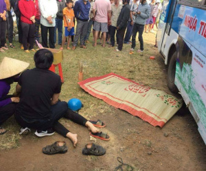 2 vợ chồng qua đường bị xe buýt cán tử vong thương tâm