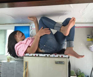 Cô vợ bị bắt nằm ngửa trên nóc tủ lạnh và lời lý giải đặc biệt từ người chồng