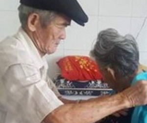 Cụ ông 80 tuổi ân cần chăm sóc cụ bà bị sỏi thận, dân mạng truyền tai nhau 'ngôn tình là đây chứ đâu'