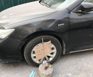 Hà Nội: Đỗ xe trên vỉa hè rồi bỏ đi mất, tài xế Camry được 'tặng' thêm cục bê tông vào bánh trước