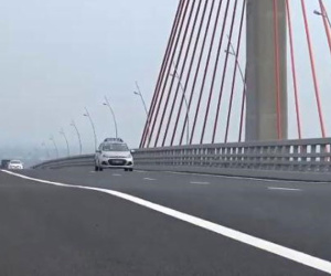 Ôtô 'dập dềnh' khi qua cầu 7.300 tỷ