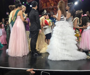 Phương Khánh xúc động ôm mẹ khóc nức nở trên sân khấu đăng quang Hoa hậu Trái đất 2018