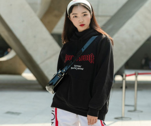 Street style giới trẻ Hàn tuần qua chứng minh: mix đồ đơn giản, thoải mái luôn đẹp và cool nhất