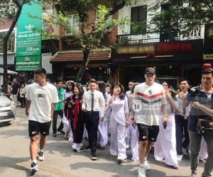 Thần thái sang chảnh như Idol, Bùi Tiến Dũng đi chơi thôi cũng làm tắc nghẽn phố Văn Miếu
