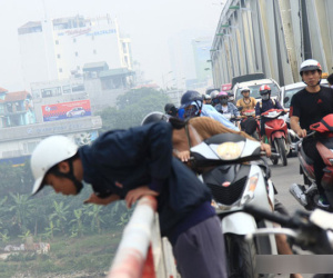 Xe Mercedes lao xuống sông Hồng, 2 người chết: Lực lượng chức năng vẫn tìm kiếm tại hiện trường