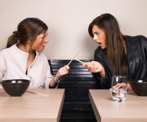 Chị dâu lên mạng cầu cứu vì bó tay với cô em chồng cứ hễ nhìn thấy mặt là: 'Chị cho em vay 5 chục'