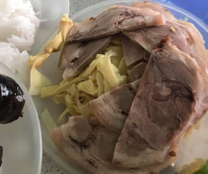 Cô gái ấm ức mất 60 nghìn ăn suất bún đậu phố cổ vừa bẩn vừa dở, dân mạng chỉ soi lớp măng dưới đĩa