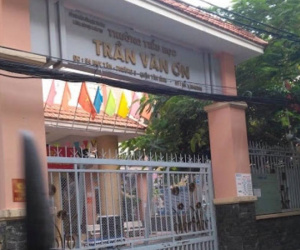Cô giáo tiểu học bắt học sinh tự tát 32 cái