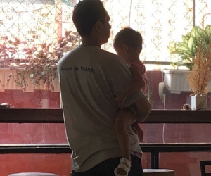 Gia đình bức xúc vì bé gái 2 tuổi nghi bị nhúng chân vào nước sôi tại trường mầm non ở Sài Gòn