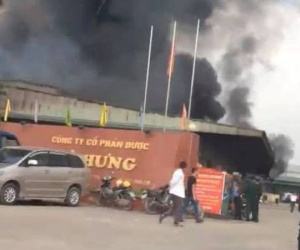 Hưng Yên: Lửa và khói bốc cháy khủng khiếp tại công ty dược, bao trùm toàn khu vực