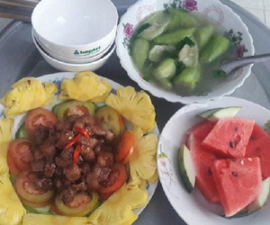 Mâm cơm 4 người lèo tèo vài miếng lại bị chê nhiều, chị em nhảy dựng lên chỉ mẹ trẻ cách trị cao tay