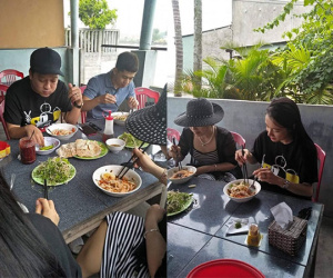 Nhã Phương - Trường Giang lại diện đồ đôi, khăn gói về quê nam danh hài ăn giỗ