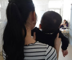 Sau cơn sốt nhẹ, mẹ bàng hoàng phát hiện cánh tay con trai 1 tuổi bị liệt hoàn toàn