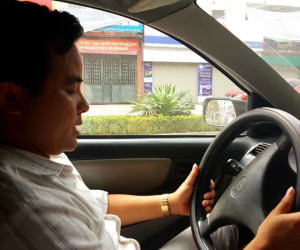 Thầy giáo toát mồ hôi nghe cuộc gọi cầu cứu của quý bà lái xe