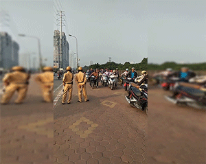 Video: Cả đoàn người cùng nhau dắt xe máy ngược chiều trên vỉa hè để không bị phạt vi phạm giao thông