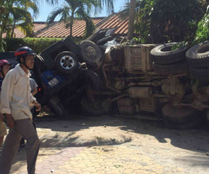 Xe ben lao vào resort tông 2 xe jeep, đè nát chân người dân