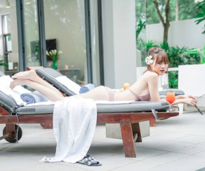 Lan Ngọc cùng hội bạn thân 'gái già' khoe dáng nóng bỏng với bikini trong phim mới