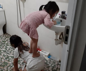 Quỳ xuống làm ghế cho em gái đứng đánh răng, cô chị được gọi tên 'chị gái quốc dân'