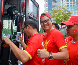 Người hâm mộ sang Lào cổ vũ ĐT Việt Nam ở trận ra quân AFF Cup