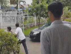 Người túm áo, xô đẩy phóng viên ở nơi Chủ tịch TP.HCM tiếp xúc dân Thủ Thiêm là ai?