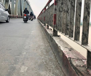 Sau vụ xe Mercedes lao sông Hồng: Lan can cầu Chương Dương cần gia cố