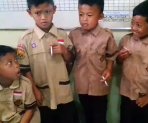 Hiệu trưởng Indonesia bắt học sinh hút thuốc lá để trừng phạt