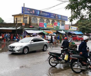 Sau va chạm, nam thanh niên đi xe máy vác dao chặt tay tài xế ô tô con trước chợ