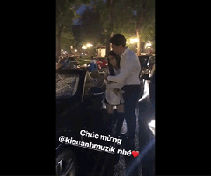 Ca nương Kiều Anh lại khiến dân tình 'ghen tỵ' khi được ông xã quỳ gối giữa đường tặng xế hộp