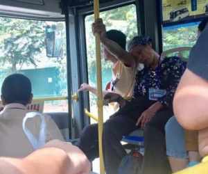 Chẳng cần đẹp trai như tài tử, anh bán vé xe bus vẫn được gọi là 'soái ca' vì hành động ấm áp này