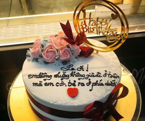 Chỉ mua bánh sinh nhật đi tặng thôi mà bác trai suýt mang tiếng 'dê xồm'
